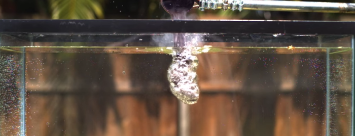 【衝撃実験！】超高温で溶かした塩を水槽に流し込んだ結果……！？【木っ端微塵】