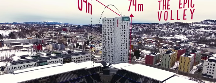 【サッカー】スタジアム横の高さ７４mのビルからセンタリングをあげた結果……！？【挑戦】