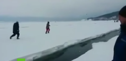 移り遅れたら…！？ 釣りを楽しんでいた人々を切り離した氷の亀裂が恐ろしい！