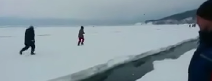 移り遅れたら…！？ 釣りを楽しんでいた人々を切り離した氷の亀裂が恐ろしい！