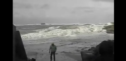 恐ろしすぎる…！ 荒れた波がどれほど危険なものか思い知らされる映像