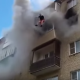 【衝撃映像】炎上するマンションの５階から飛び降りる家族！ 地上で受け止める住人たち！【救出劇】