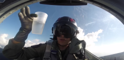 【実験】戦闘機で宙返り中、コップに注がれた水を飲む事は出来るのか……！？