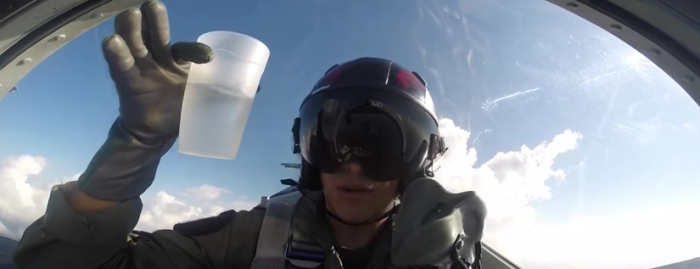 【実験】戦闘機で宙返り中、コップに注がれた水を飲む事は出来るのか……！？