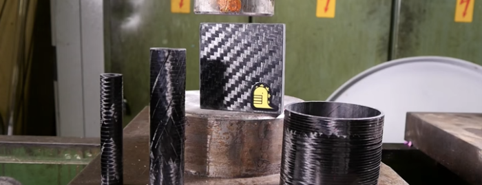 【実験】鉄より強いカーボンファイバー（炭素繊維）は油圧式プレスで押し潰すことができるのか？