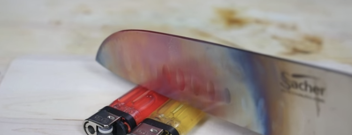 【実験】１０００度に熱した包丁でライターを切断することは可能なのか…！？