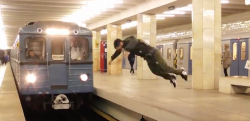 【超危険】これマジ！？ ロシア人の若者が地下鉄で披露したスタントが話題に……！