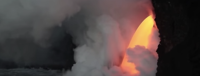 なんという光景！ 大量の溶岩が海に流れ込んで爆発を起こす瞬間が凄まじい……！