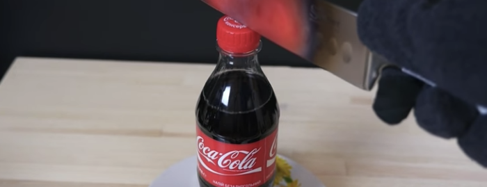 【実験】超高温に熱した包丁でペットボトルのコーラを切断してみた……！