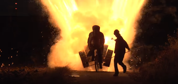 想像以上の激しさ！ 自転車に乗りながら１０００本の花火を打ち上げてみた！