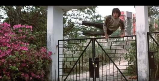 驚くべき身体能力！ ジャッキー・チェンの門、壁、フェンス越えをご覧あれ！
