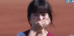 台湾の女子中学生、始球式でとんでもなく可愛いミスをしてしまう！