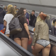 【衝撃】パンツ丸出し……ロンドンの地下鉄で一体何が！？