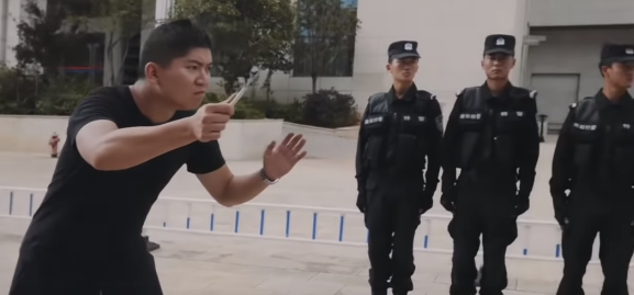 【世界で話題】中国警察が教える「ナイフを持った暴漢に襲われた時の護身術」が面白すぎる！
