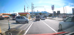 【日本よこれが群馬だ】衝撃のドラレコ映像 ガソリンスタンドから想定外の割り込み……ッ！