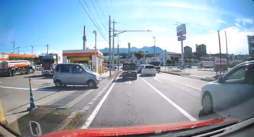【日本よこれが群馬だ】衝撃のドラレコ映像 ガソリンスタンドから想定外の割り込み……ッ！