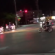 【暴走族】交差点内、棒立ちの白バイ隊員の目の前で暴走するバイクにカブが突撃する瞬間！