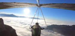 雲海を滑るように飛ぶハンググライダーの映像が信じられないほど美しい……