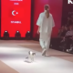 ファッションショーに猫が乱入！ 「キャットウォーク」を猫が歩く！？