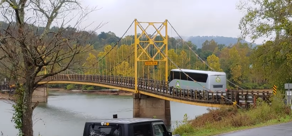 １０トン制限の橋を重量オーバーの大型バスが渡った結果……