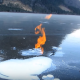 【氷を燃やす！？】カチコチに凍った湖の上で簡単に暖をとる方法！
