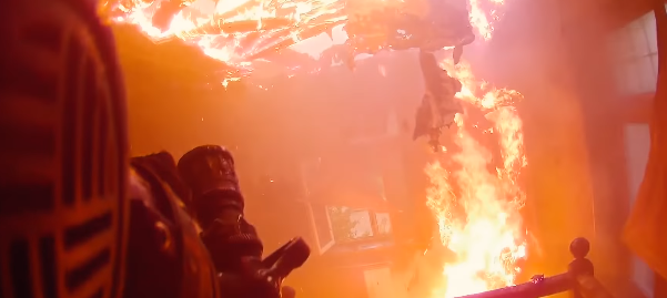 【衝撃映像】燃え盛る炎に飛び込んでいく消防士から見た光景……！