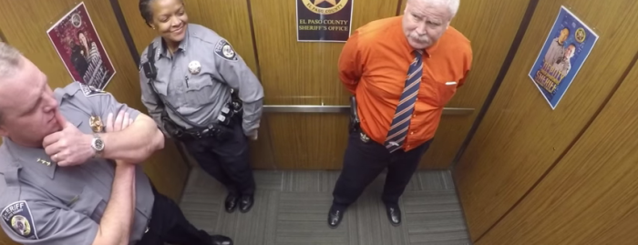 マジかこれ！？ 警察署内のエレベーターで撮影された驚愕の映像…！
