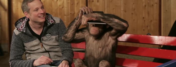 興味津々！ iPadマジックを見たチンパンジーの反応が微笑ましい！