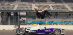 超人ダミアン・ウォルターズの神業！ なんと猛スピードで走るF1カーをバク転で跳び越える…！？