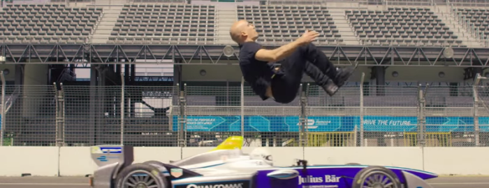 超人ダミアン・ウォルターズの神業！ なんと猛スピードで走るF1カーをバク転で跳び越える…！？