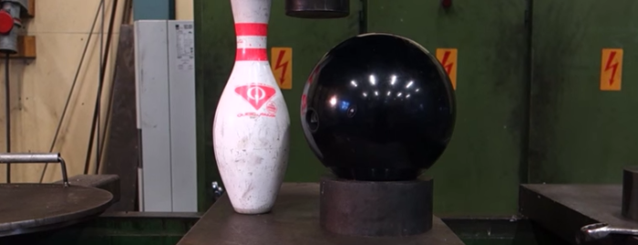 【実験】ボウリングの球とピンを油圧式プレスで押しつぶしてみた結果……！？