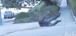 【イタズラ】これはかなり危険！ 自転車を盗んで坂道を下っていく泥棒に制裁！
