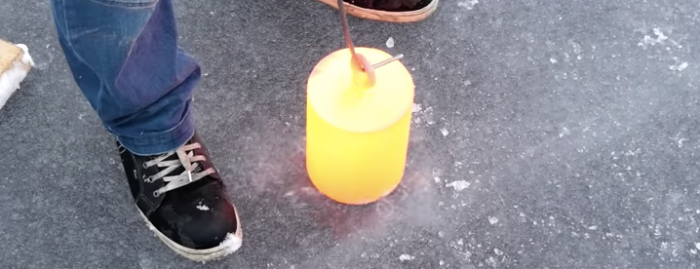 【実験】超高温に熱した鋼のかたまりを凍った湖の上に置いてみた結果……！？