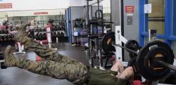 【衝撃のラスト】無重力なの…！？ 自重トレーニングが凄すぎるアメリカ海兵隊員！