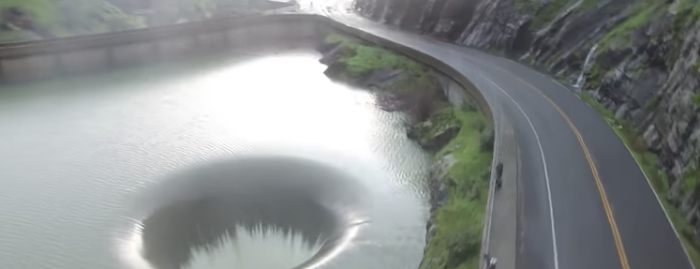 【閲覧注意】１０年ぶりの水抜き！ ダム穴を上空からドローンで撮影してみた