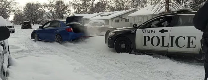 雪道でスタックしたパトカーを救出したスバルが凄いと海外で絶賛！！
