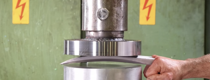 【実験】世界最硬金属アダマンチウムは油圧式プレスで押し潰せるのか！？【ウルヴァリン】