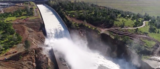 大雨で破壊されたダムの放水路……放水の瞬間、迫力の映像……！！