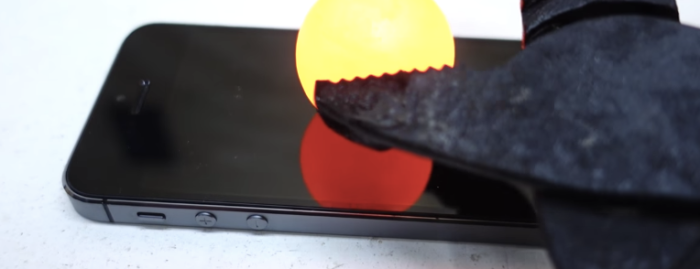 【実験】超高温に熱したニッケルボールをiPhoneの上に置いてみると……！？