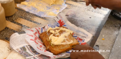 【調理風景】インドの屋台メシ、チーズ爆盛りのサンドイッチが美味しそう！