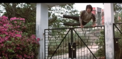 驚くべき身体能力！ ジャッキー・チェンの門、壁、フェンス越えをご覧あれ！