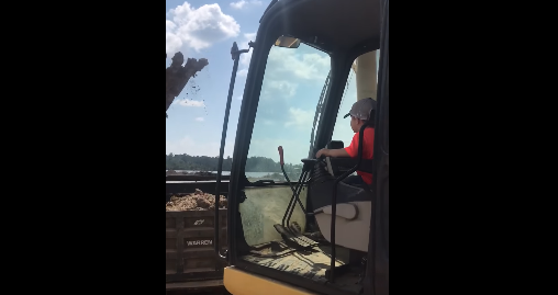 ５歳の男の子がショベルカーを操作！ 土砂をしっかりトラックに積み込む