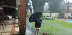 閲覧注意の衝撃映像！ 滝のように流れる雨水を傘で受け止めていると……まさか…！？