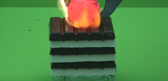【実験】超高温に熱した鉄球を板チョコのうえに置いてみた結果……！？