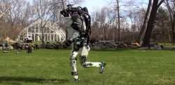 【近未来】二足歩行ロボット、もはや人間と同じように走る