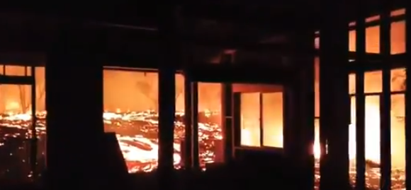 【衝撃映像】自宅が溶岩に飲み込まれる寸前を捉えた恐ろしすぎる映像