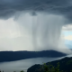 神秘の光景！ 超局地的な大雨……まるで空から伸びる水の柱！！