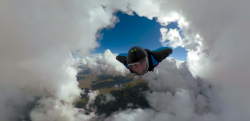【GoPro】ウィングスーツで雲の洞窟の中を飛ぶ映像が信じられないほど美しい