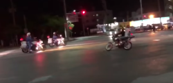 【暴走族】交差点内、棒立ちの白バイ隊員の目の前で暴走するバイクにカブが突撃する瞬間！