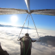雲海を滑るように飛ぶハンググライダーの映像が信じられないほど美しい……